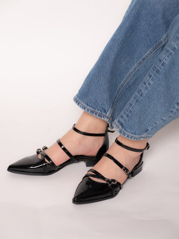 Emilia - Zapatos Negros con una silueta angulosa y detalles de Hebillas