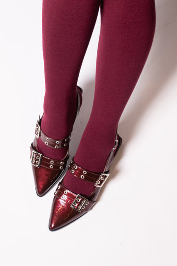 Cherry Guinda - Zapatos color Vino de silueta angulosa con Hebillas y Ojillos