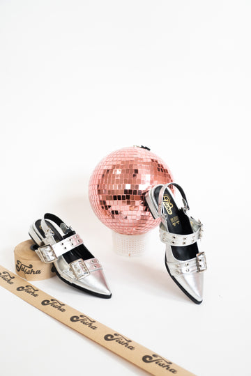 Cherry Silver - Zapatos con una silueta angulosa con Hebillas y Ojillos